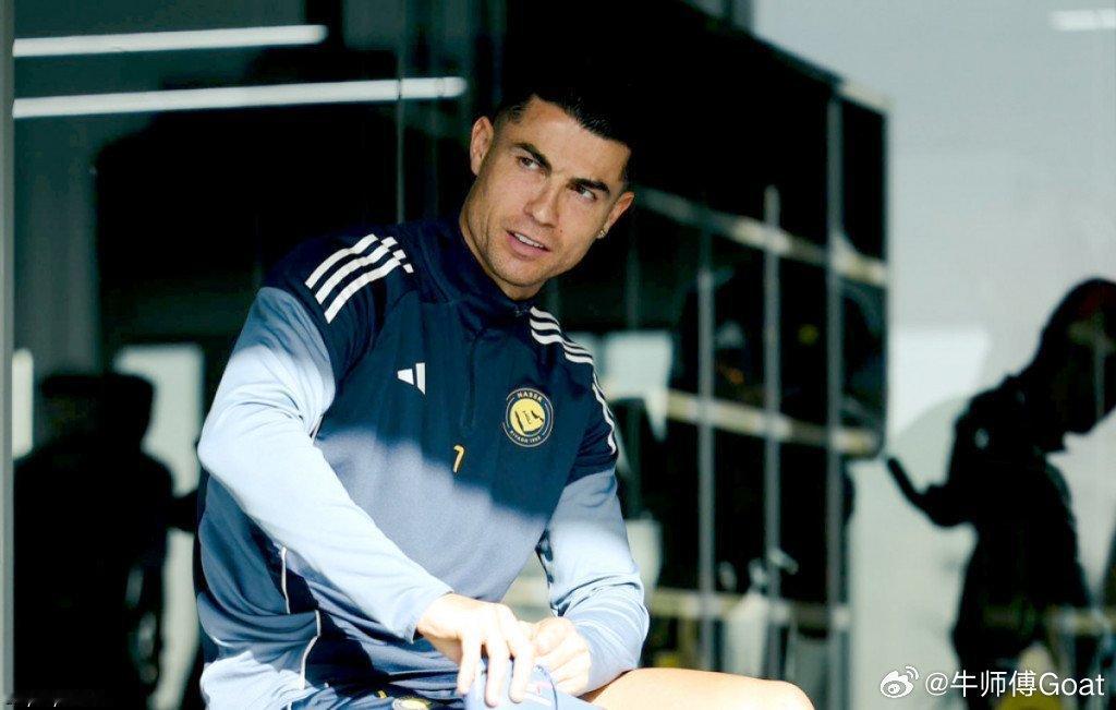 C罗 据诗意哥🔴热苏斯给参加了昨天比赛的球员放了一天假以及要求没参加比赛的球员