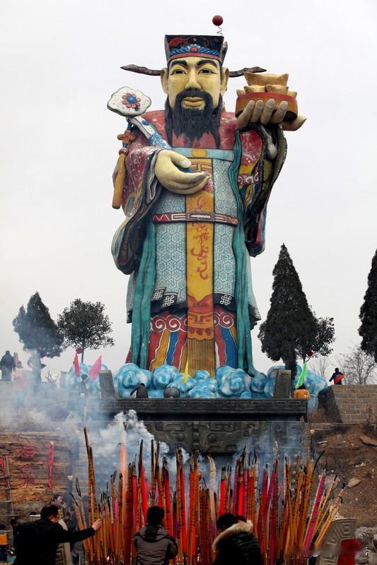 正月初五是财神的生日。民间传说这天财神下凡巡视人间，旧时，初五凌晨家家户户就会开