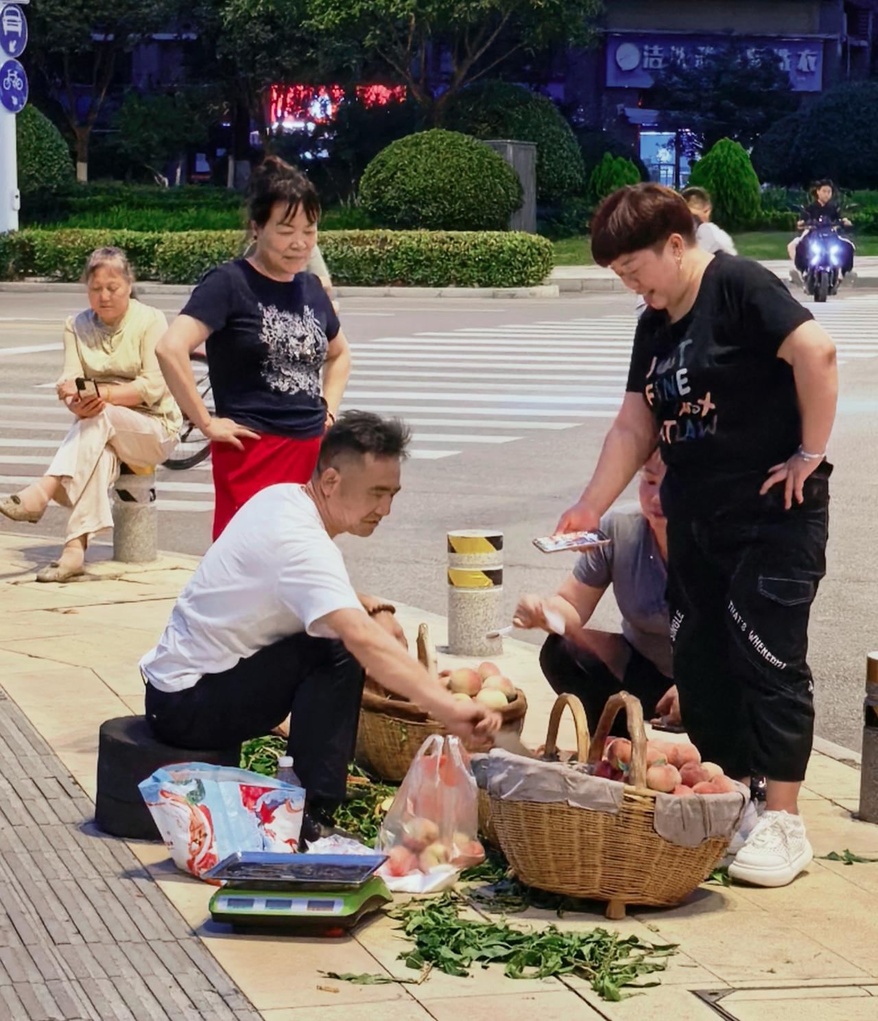 路过十字路口，看见蹲在石墩旁，有一个“挑担子的游击队”。我没有犹豫，买了五斤，软