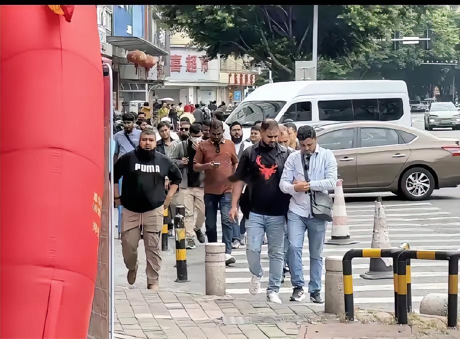 签证待遇差距一目了然，单向宽松真的合理吗
 
越想越憋屈。几个印度游客来玩，没订