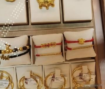 36岁的表妹是一个两个孩子的宝妈，别看她普普通通的，听说她的黄金都存了200克了