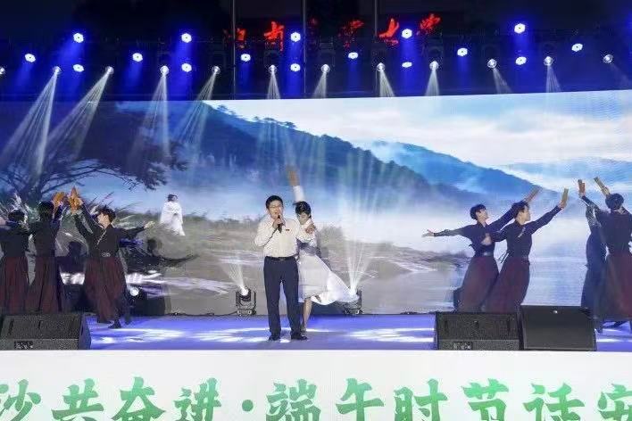 【长沙芙蓉解锁青年友好端午新场景】 16日晚，长沙2026“我们的节日·端午”主
