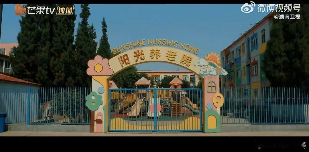 爱是AI算法无法丈量的温度AI可以计算心跳、记录轨迹，却读不懂老人望向窗外的思念