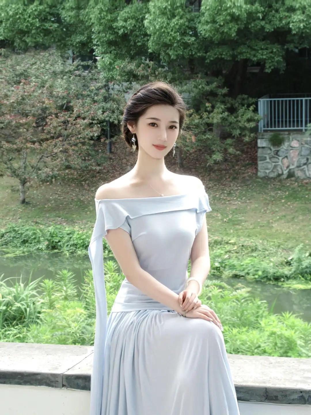 淡蓝色连衣裙优雅穿着
气质型女生穿搭