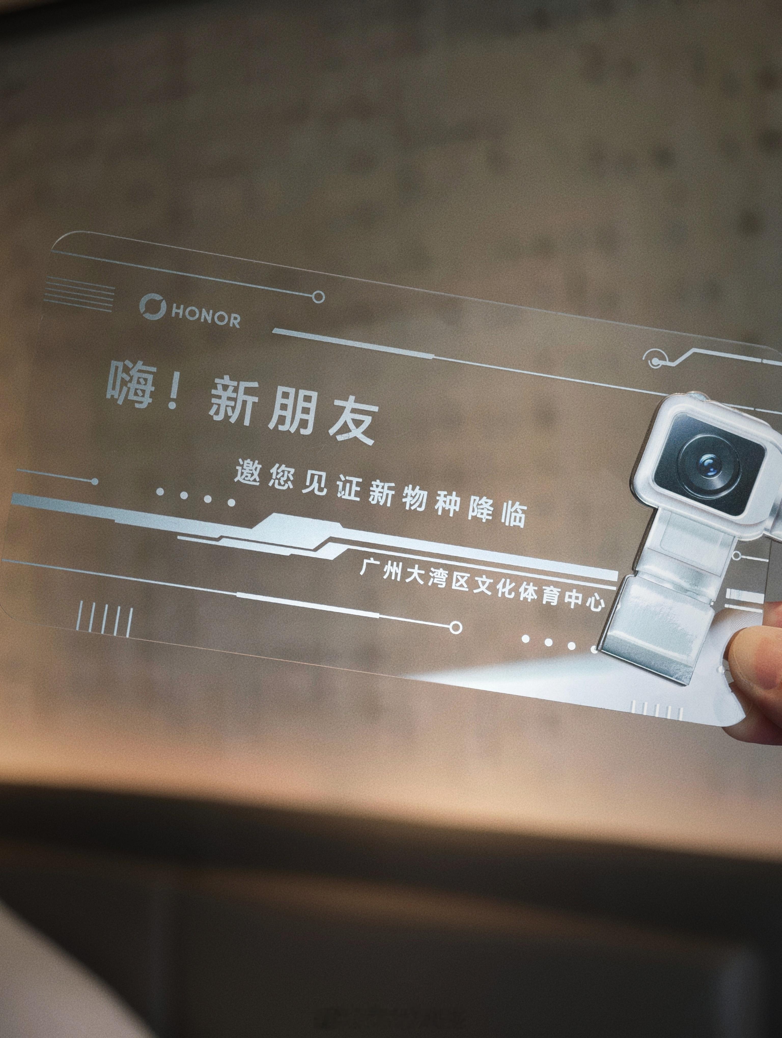 嗨 新朋友全球第一台机器人手机荣耀Robot Phone今晚能现场见证，荣耀来了