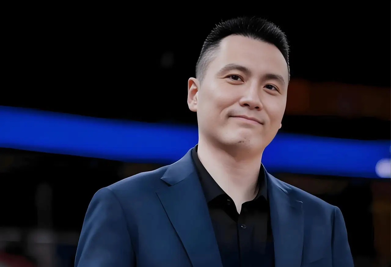 上海男篮财大气粗！据上海媒体人王坤葳透露：8月28日到8月30日，上海男篮将与N