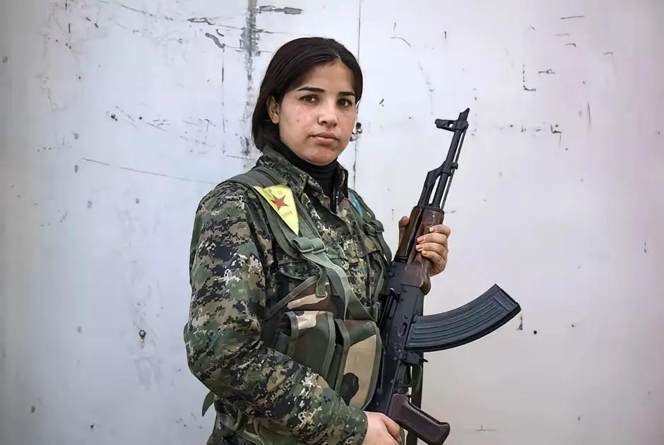 刷到这新闻直接心梗！中东战场上骁勇善战的库尔德女民兵，当初听信美国的承诺，拼尽全