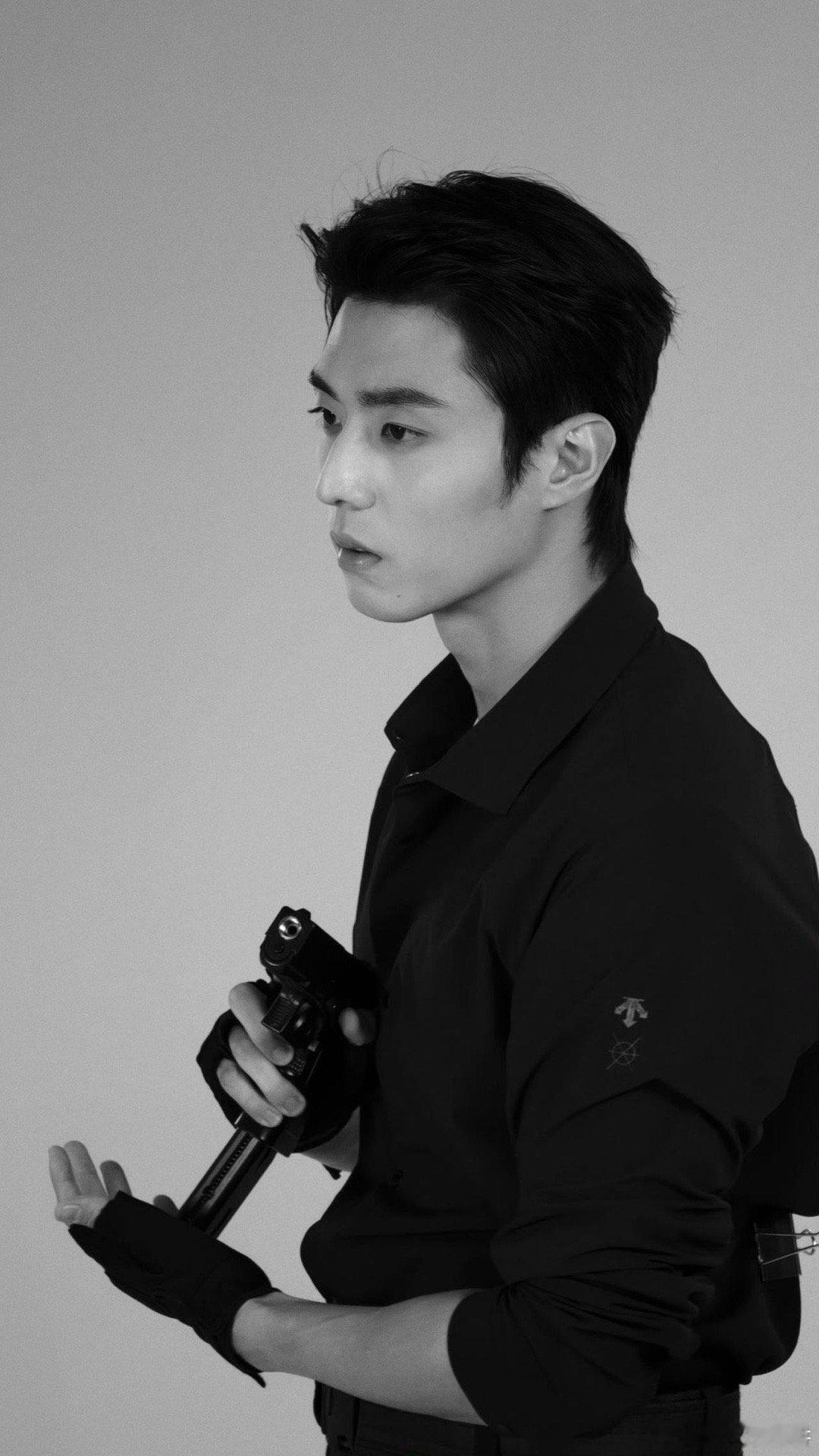 一边藏着刀一边单手抱谁还没被陈都灵陈靖可这对戳中！单手抱藏着刀，危险又心动。白幼