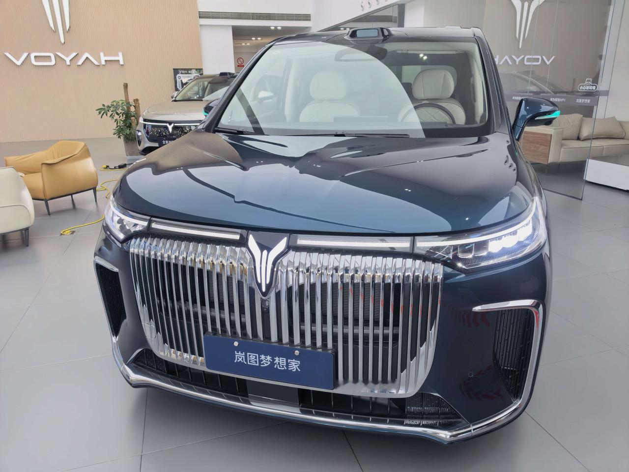 岚图梦想家整个外观的造型非常端庄，也很成熟，车头部分以及尾部有着大量的镀铬饰条，