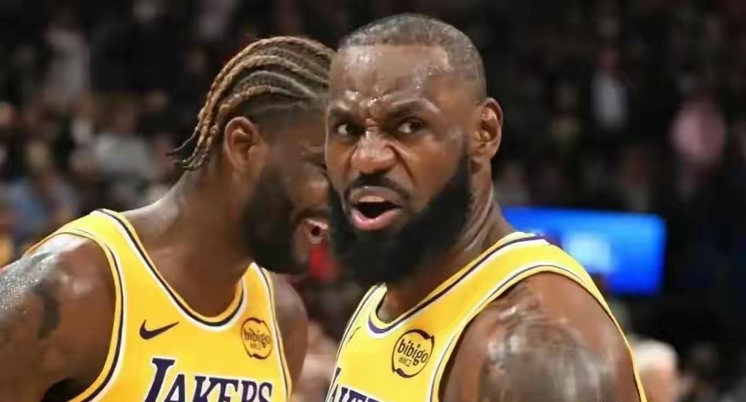 谁说昨天詹姆斯瞪艾顿
其实是詹姆斯和艾顿眼神交流
今天一起爆一场
詹姆斯给艾顿喂