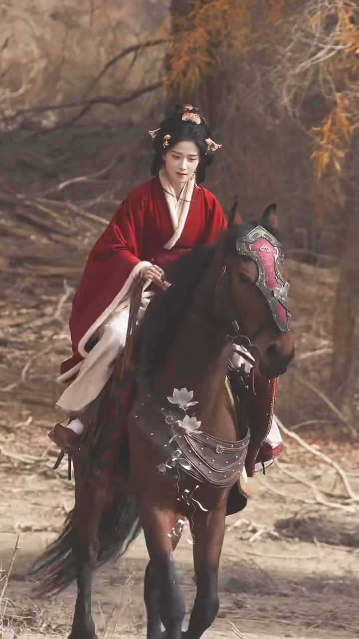 红衣骑马的苏洛薇又美又飒🥺卢昱晓苏洛薇红衣骑马 ​​​