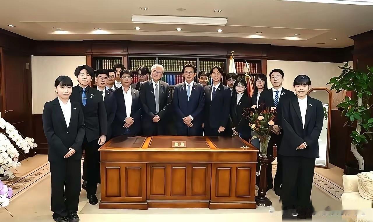 黄国昌怒怼大陆网友：在大陆经商又如何，有事冲我来。

黄国昌敏感时期去日本，还在