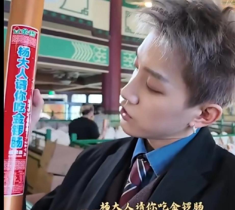 范世琦今年生日和去年对比有点凄凉啊

去年他准备了不少超大火腿肠送给粉丝，一方面