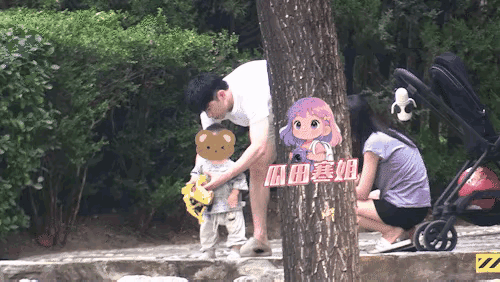 刘芮麟和妻子公园带娃刘芮麟一家三口同框了 刘芮麟和妻子公园带娃~ ​​​