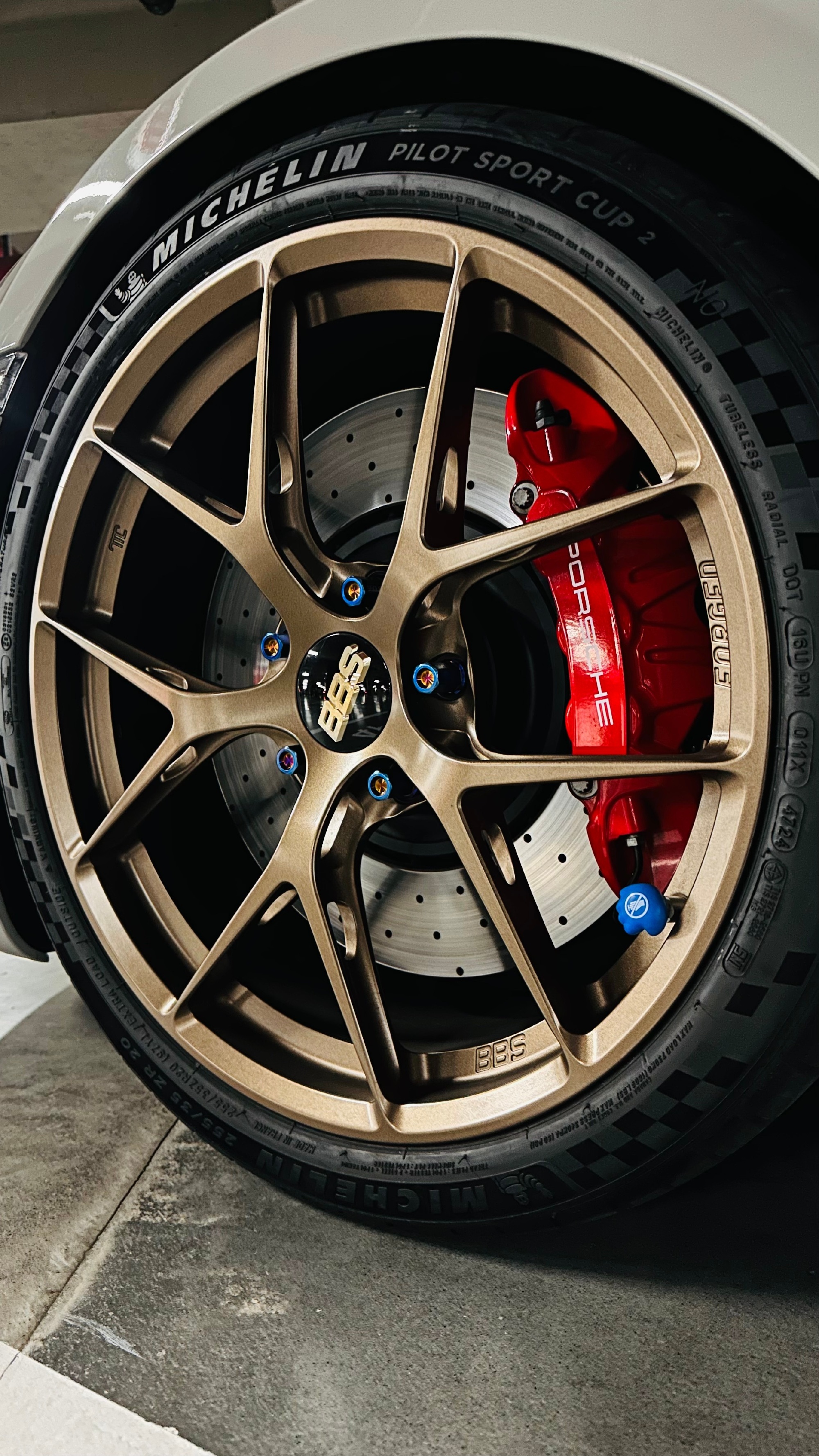 咱们不能汽车抄完了，轮胎接着抄吧。自己做一个设计，很难吗。非要致敬？别不正经说车