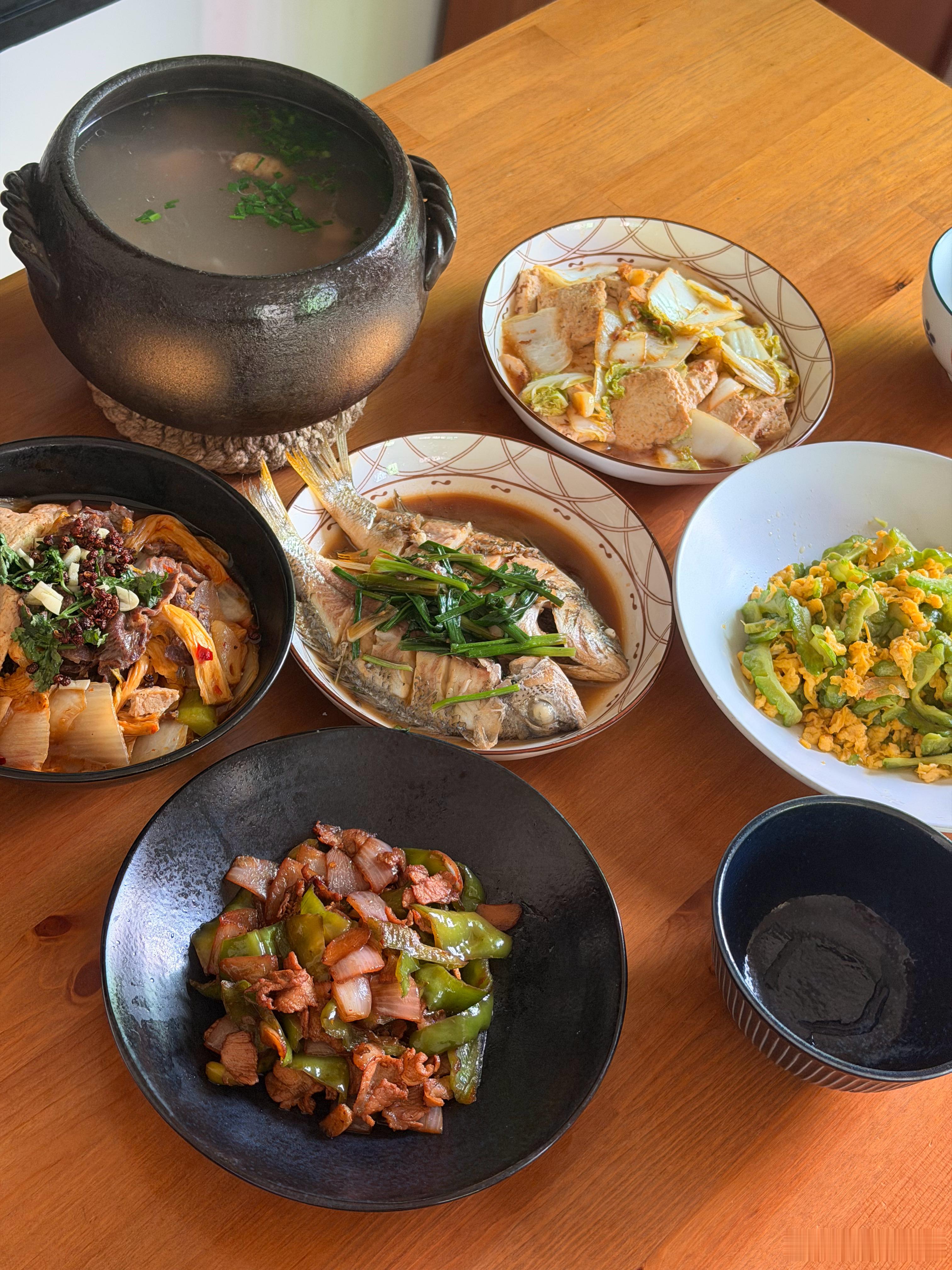 我做的丰盛午餐，互联网姐妹们先吃[嘻嘻]好好吃饭，气血充盈，富有活力，生活才能有