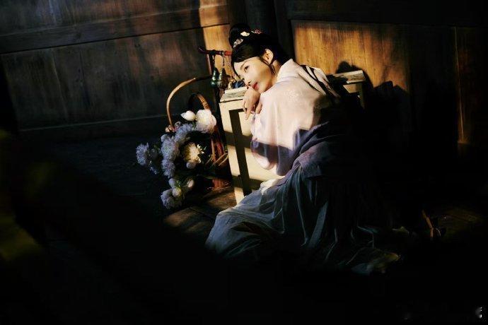 卢昱晓古画美人照进现实  卢昱晓手弹琵琶，花前闲坐，仿佛古画中走出的佳人，甜笑倩