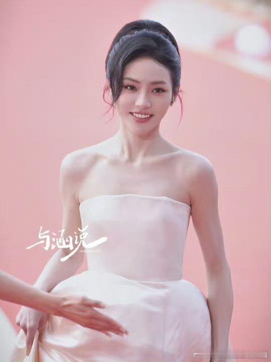 谢可寅昨天文荣奖活动红毯，好漂亮（肩颈线条好美） ​​​好久不见得shaking