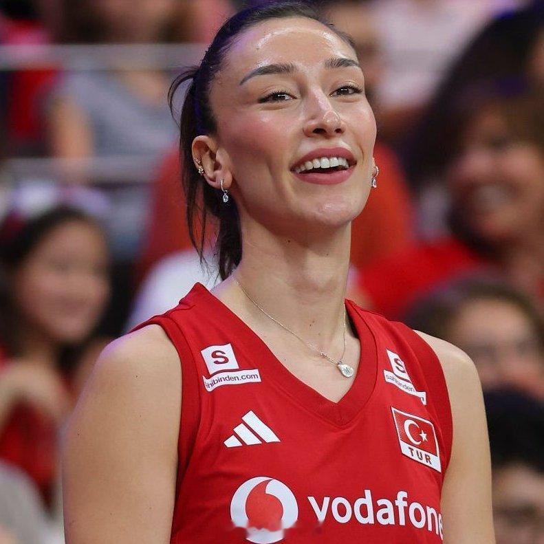 🏆 VNL 总决赛攻手一传数据🔝 到位率 - 完美率 (接发球总数)🇹🇷