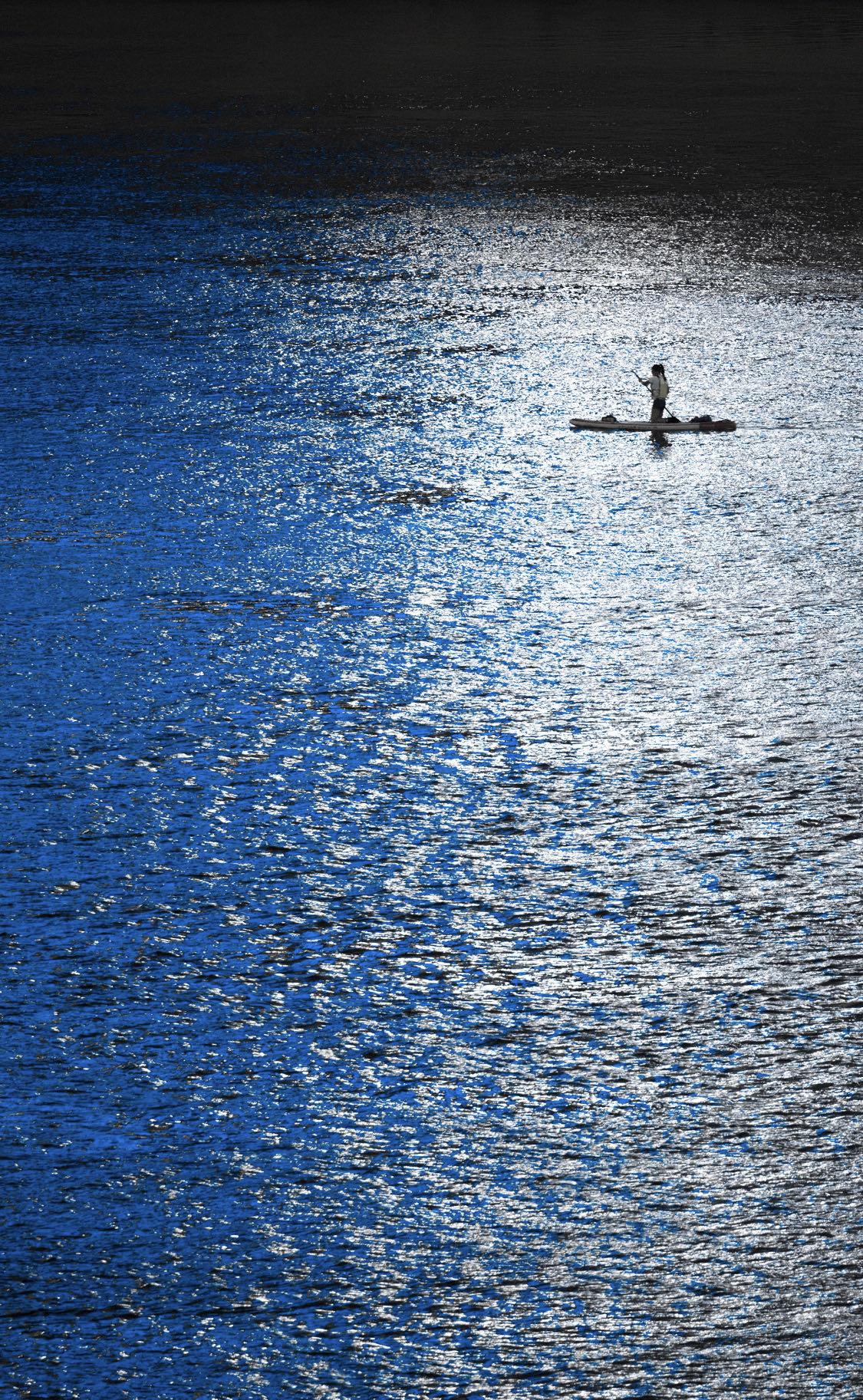 人一定要大量读书！

我发现长期读书的人都有一个共性：

眼神里有光，脑子里有货