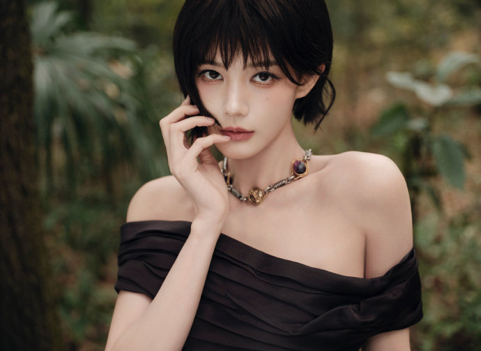 李一桐短发好权威 李一桐短发好权威，李一桐短发姐感十足，怼脸拍的权威性无需多言！