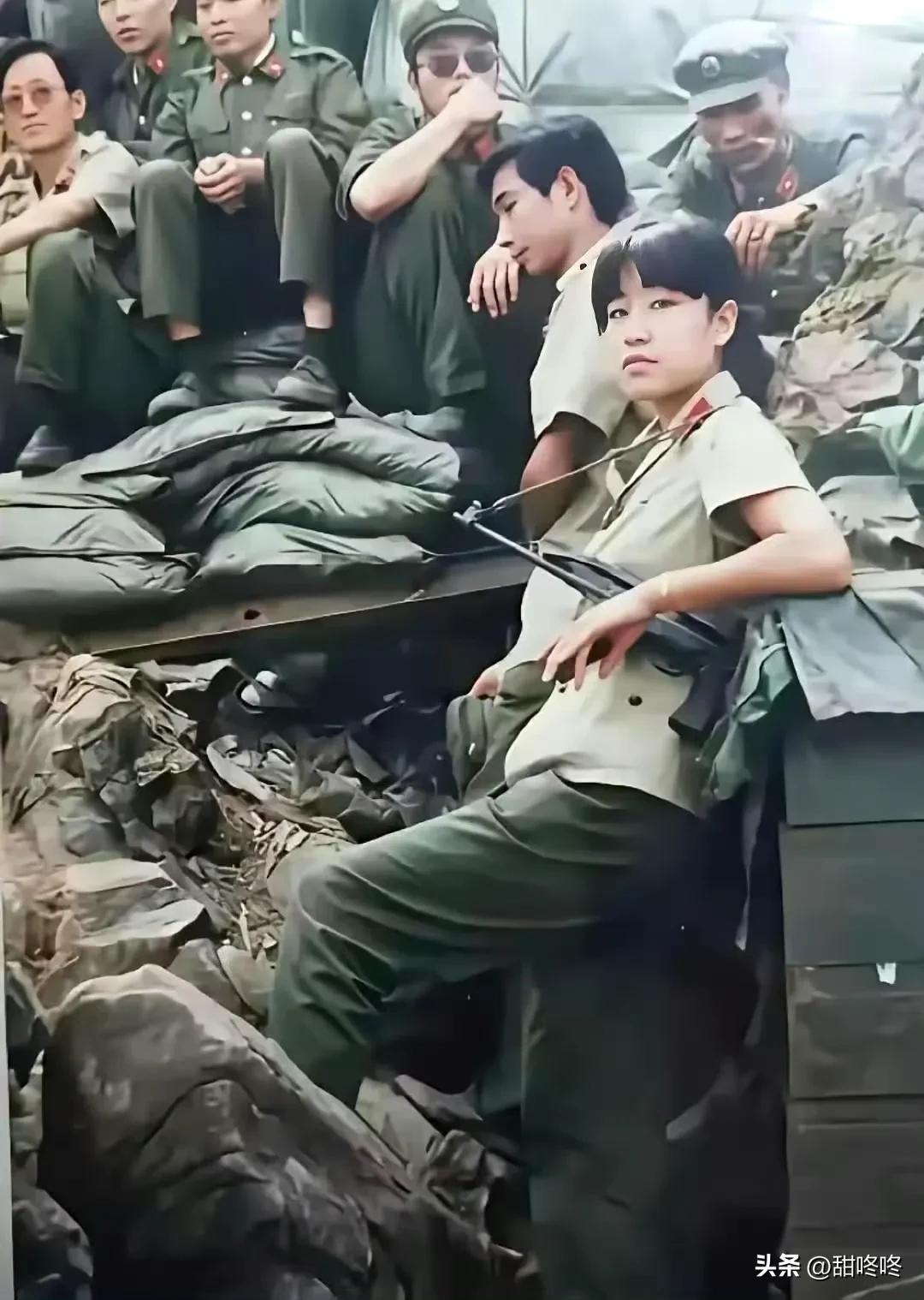 在对越自卫反击战的两山轮战时期，照片中这位挎着79式微型冲锋枪的女战士，是战地医
