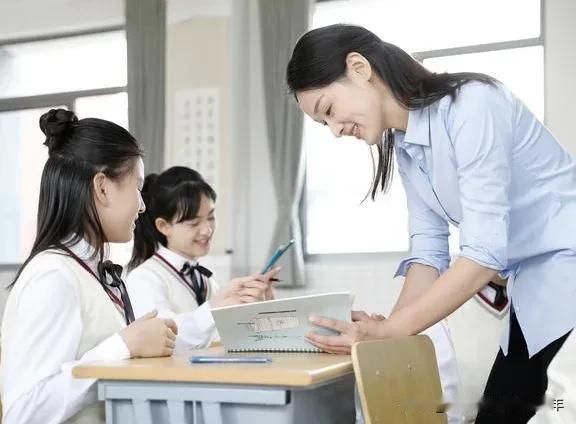 校长如何与教师建立良好关系?校长必须平易近人，尊重教师，才能与教师建立良好的关心