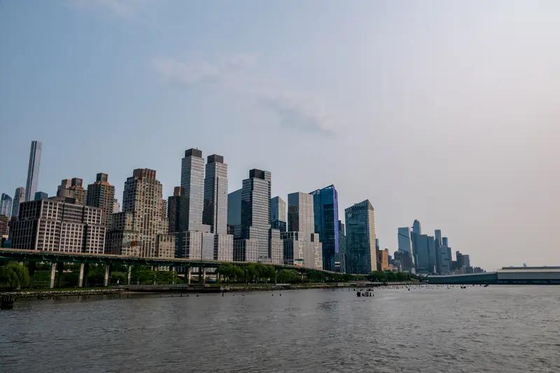 美国的差异可不止一点。从内部来看，南北差异就很明显。美国南方多身材娇小的“红脖子