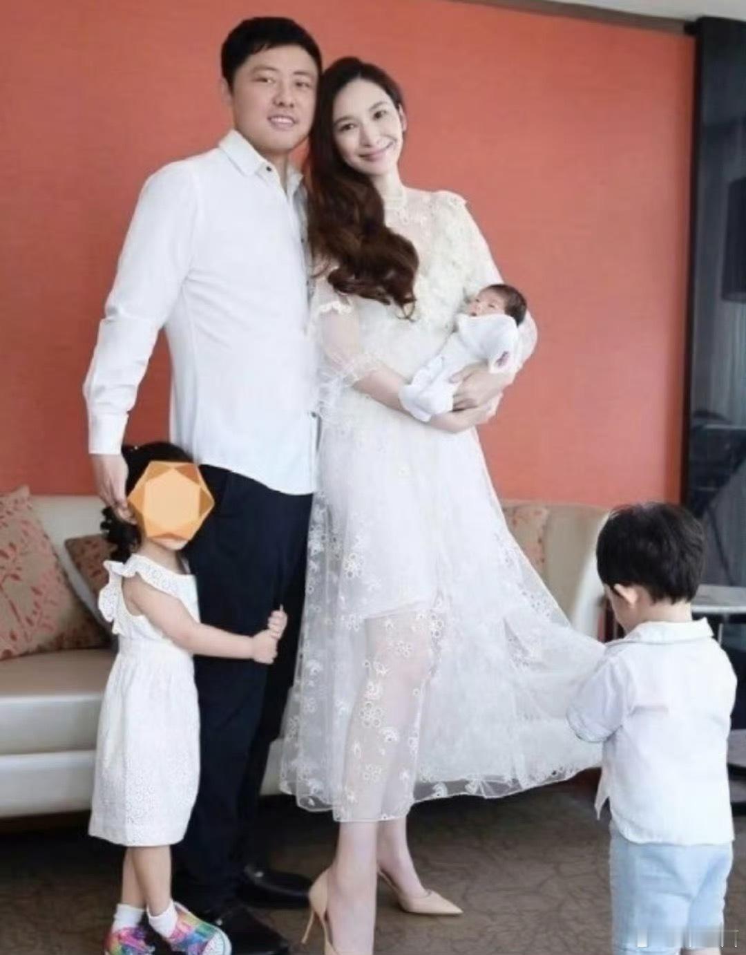 曝吴佩慈与纪晓波未领证不领证也是对吴佩慈的一种变相保护 男方出事 女方全身而退 