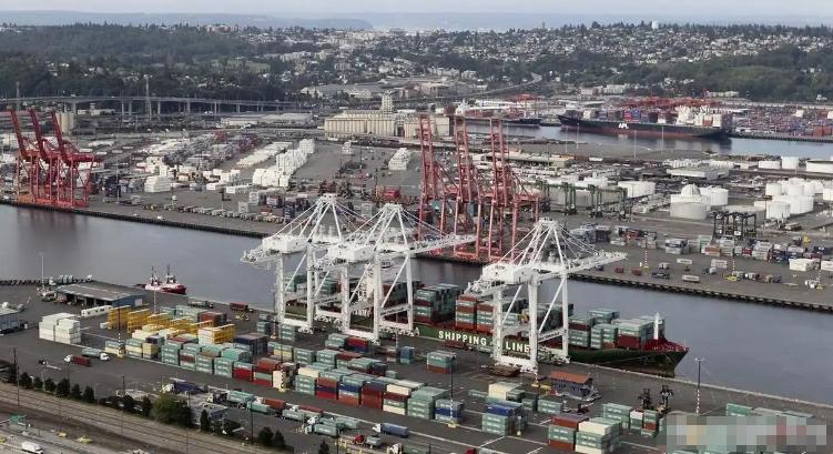 [下雨]30个国家0艘军舰！特朗普低头向世界求饶，美国一战输光霸权

国际政坛近