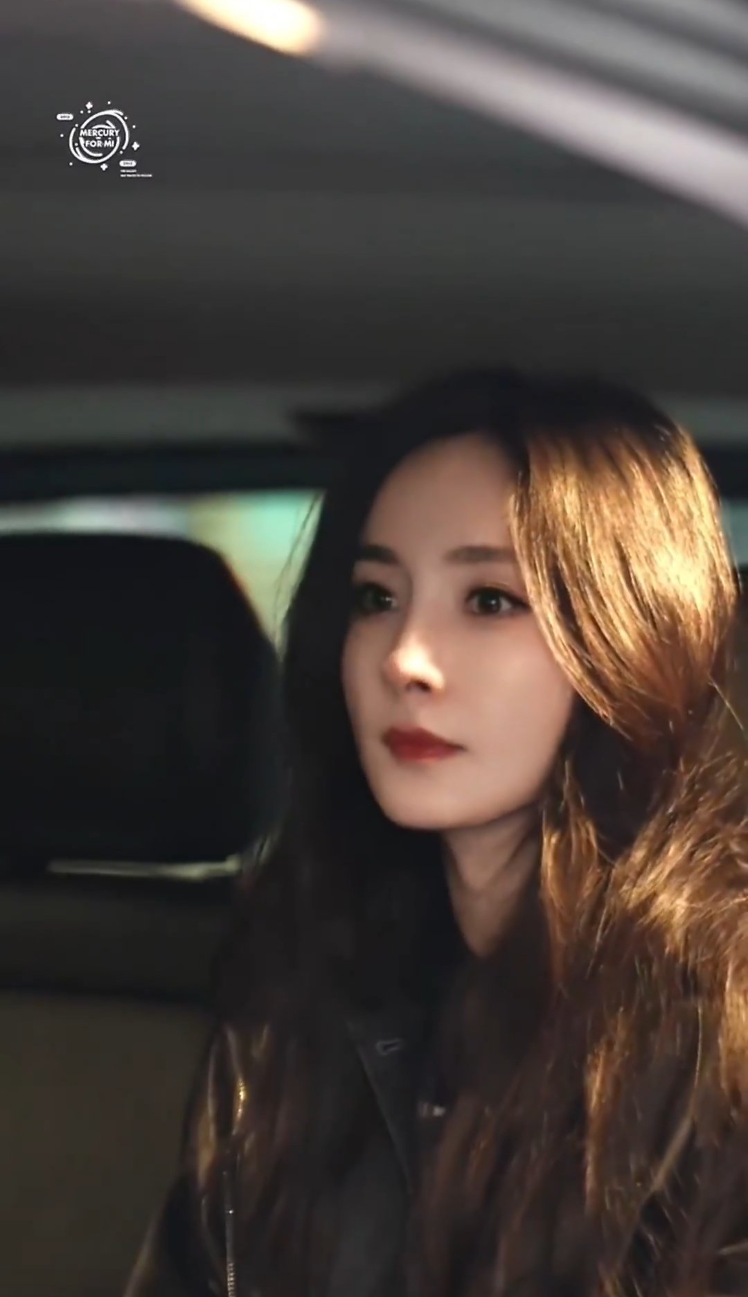 米兰偶遇杨幂逛店 幂神罢了