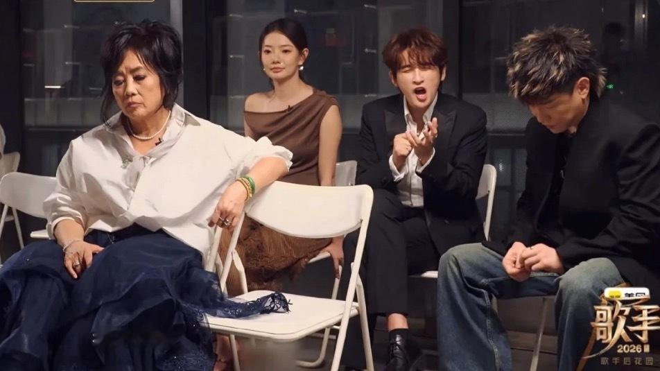 这一季我觉得她是孤独的者来女咖位不够大 但一直在尽力保护和陪伴 