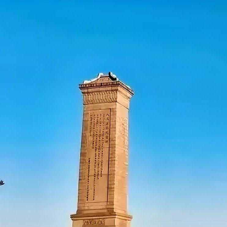 1955年，人民英雄纪念碑的兴建已驶入正轨，碑体的轮廓在天安门广场上日渐清晰。作