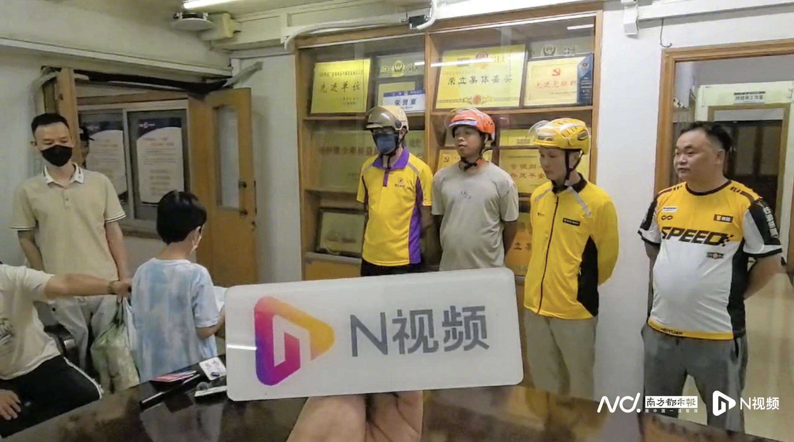 #广州暴雨救人的外卖小哥获赠英雄狮#【广州暴雨救人的外卖小哥获赠“英雄狮”和“平