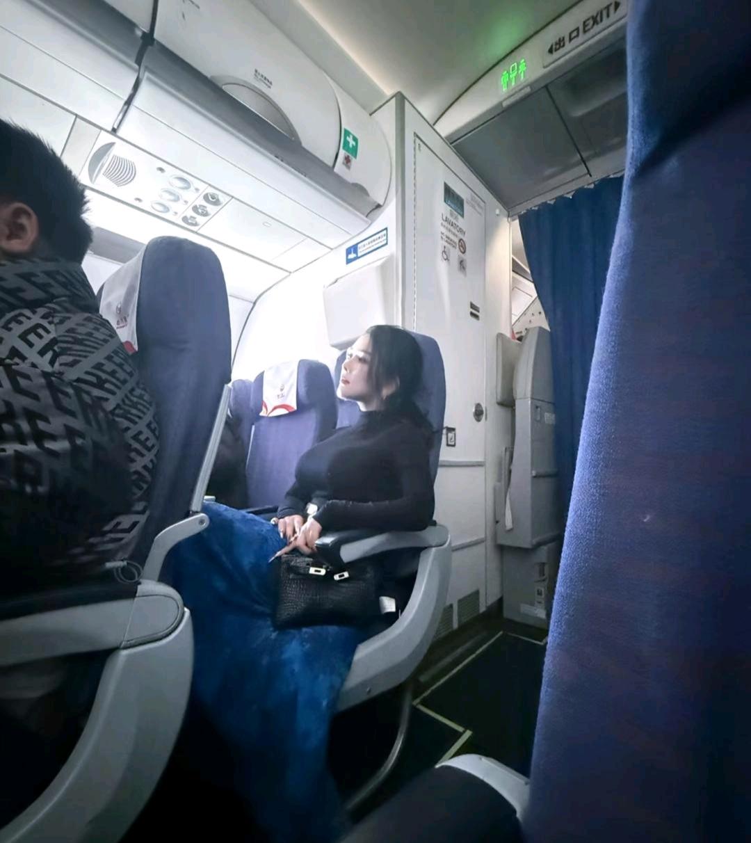 一看就知道不是一般人
为什么女生喜欢坐飞机旅游？
省时省力，把时间留给玩和吃
坐