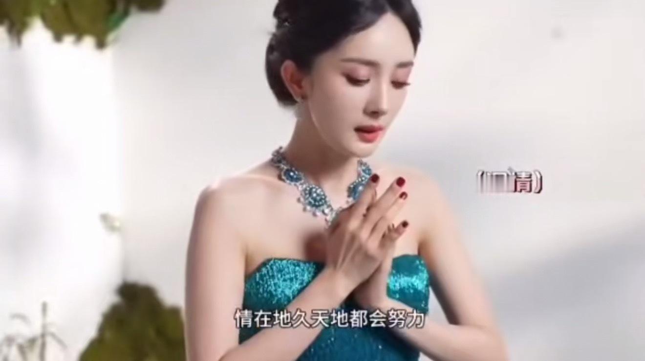 杨幂随时随地唱茉莉雨看得出幂姐很喜欢《茉莉雨》了，浅浅期待一个茉莉雨的舞台！ 