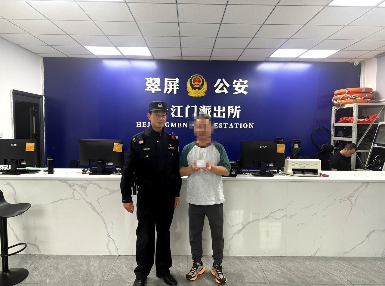 【游客遗失身份证，民警快速寻回暖人心】4月17日 ，外地游客吴先生在酒店不慎遗失