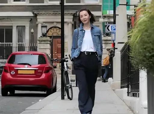 张曼玉肉眼可见地老了，在国外过着普通人的生活。远离了名利场的追逐，褪去了华服，洗