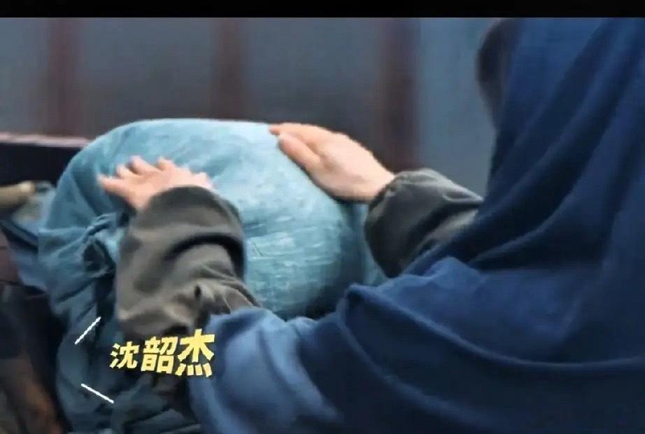 《宴遇永安》沈韶光哥哥接到任务回云来酒肆后，没多久就暴露了而且是在往袋子里装追踪