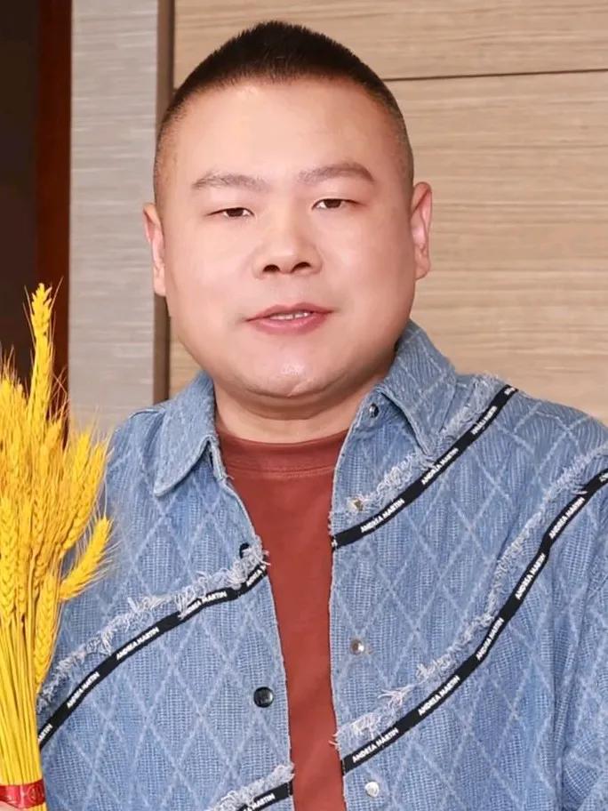 岳云鹏太敢玩了！刚刚岳云鹏的演唱会上，竟然和搭档孙越一起说起了相声，真是开天辟地