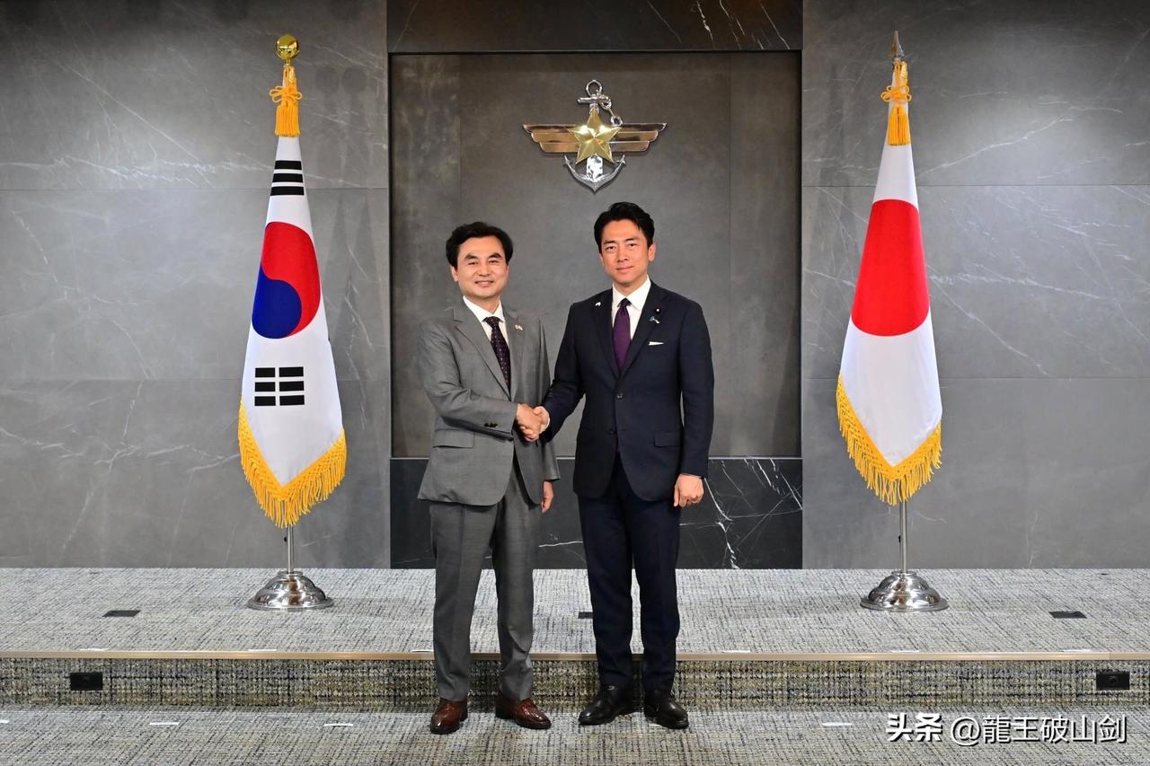 日韩防长再相会，检阅韩国仪仗队。韩国国防部长安圭伯会见来访的日本防卫大臣小泉进次