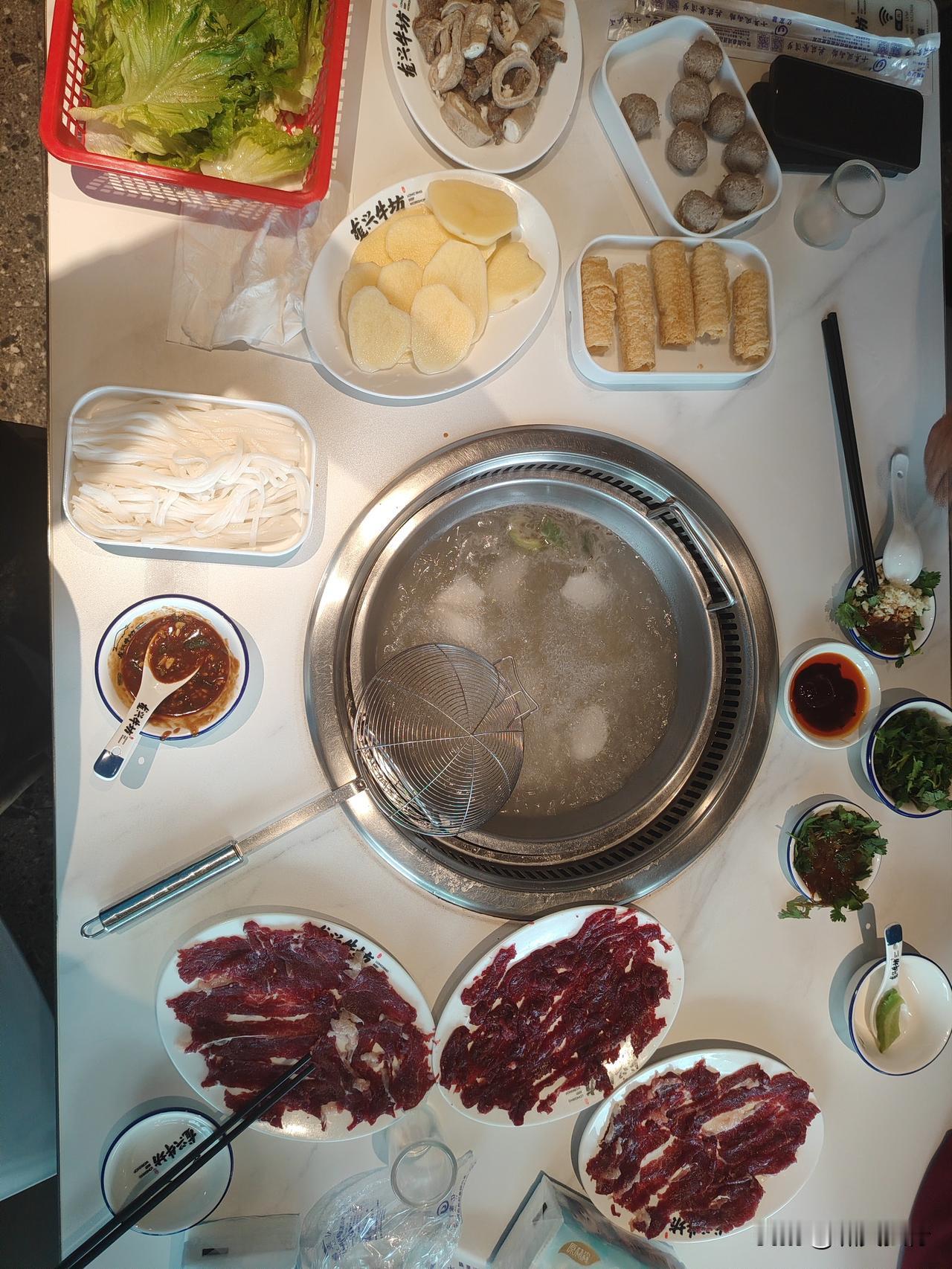 今天中午去吃了顿牛肉火锅，给这次潮汕之行暂时画个句号。天下着小雨，天公也作美。