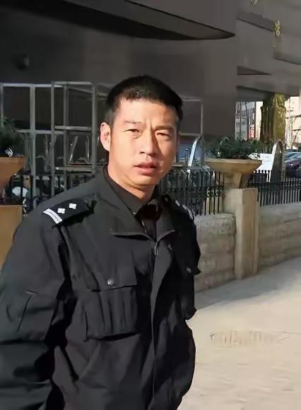 1999年，昆明中院法庭上，一名警察脱下警服，露出满身伤痕。他叫杜培武，是杀妻案