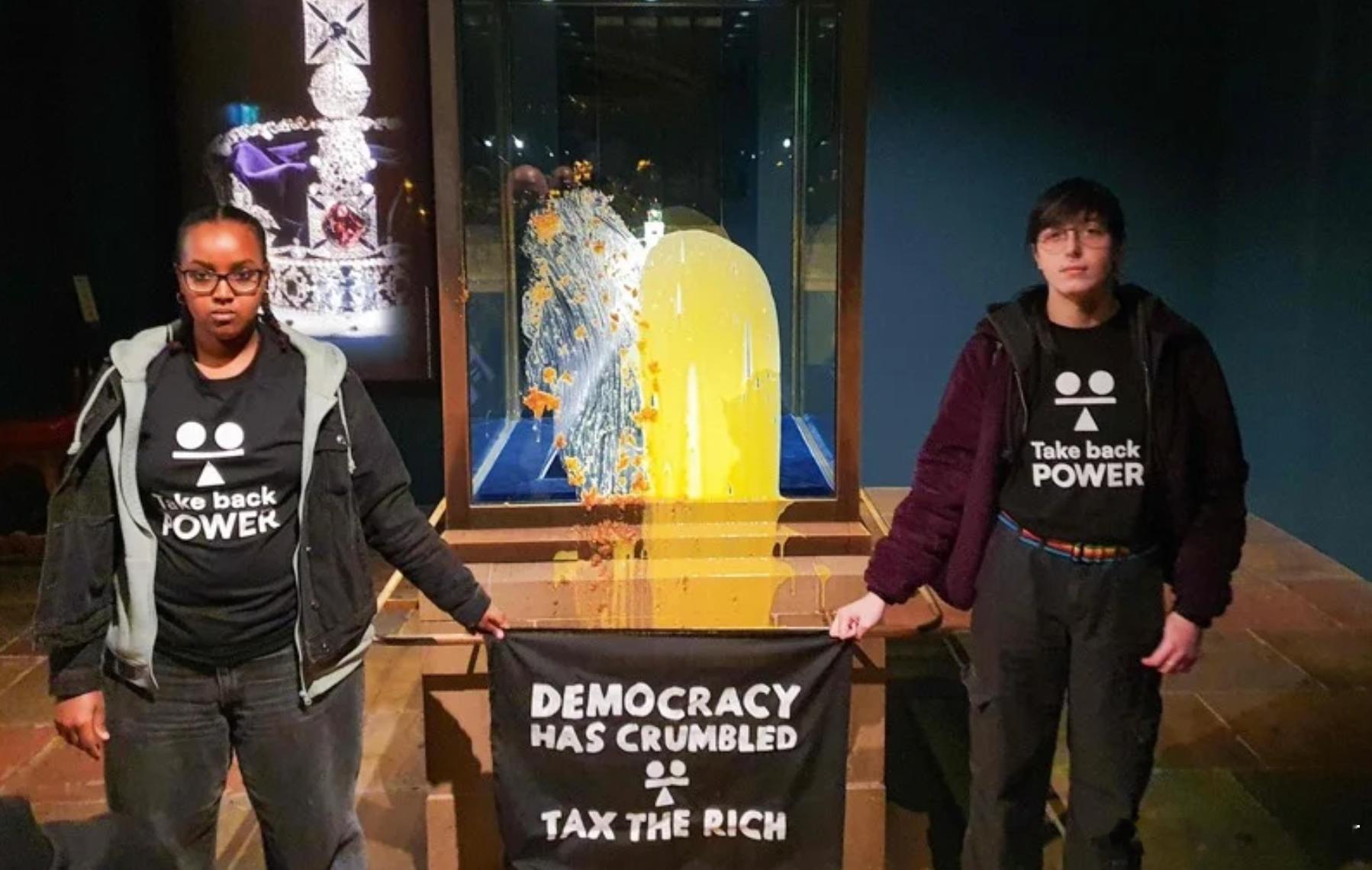 【公民团体闯伦敦塔向王室珠宝展示柜投甜点 4人被捕】海外新鲜事 伦敦塔（Towe