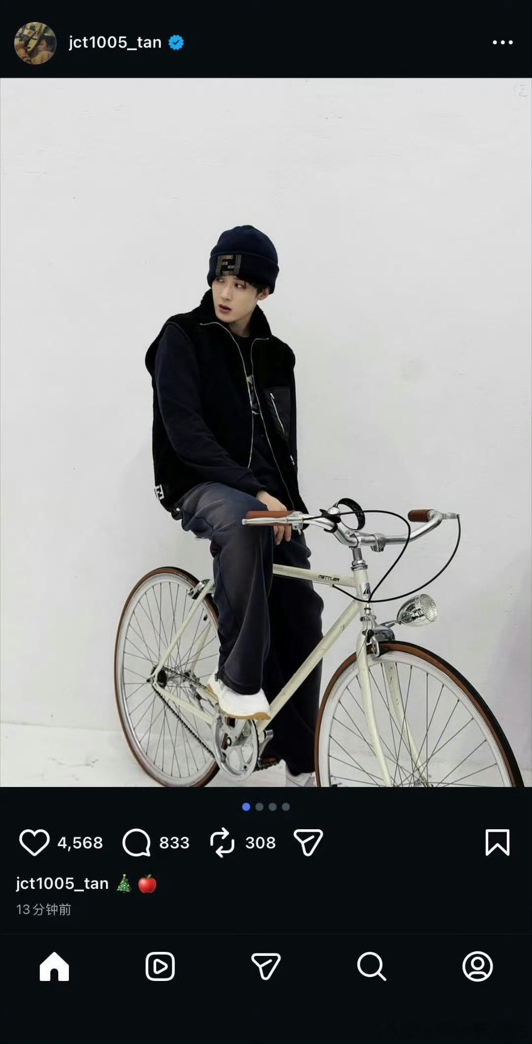 檀健次ins更新，潮人回归 ，圣诞快乐🧑🎄 