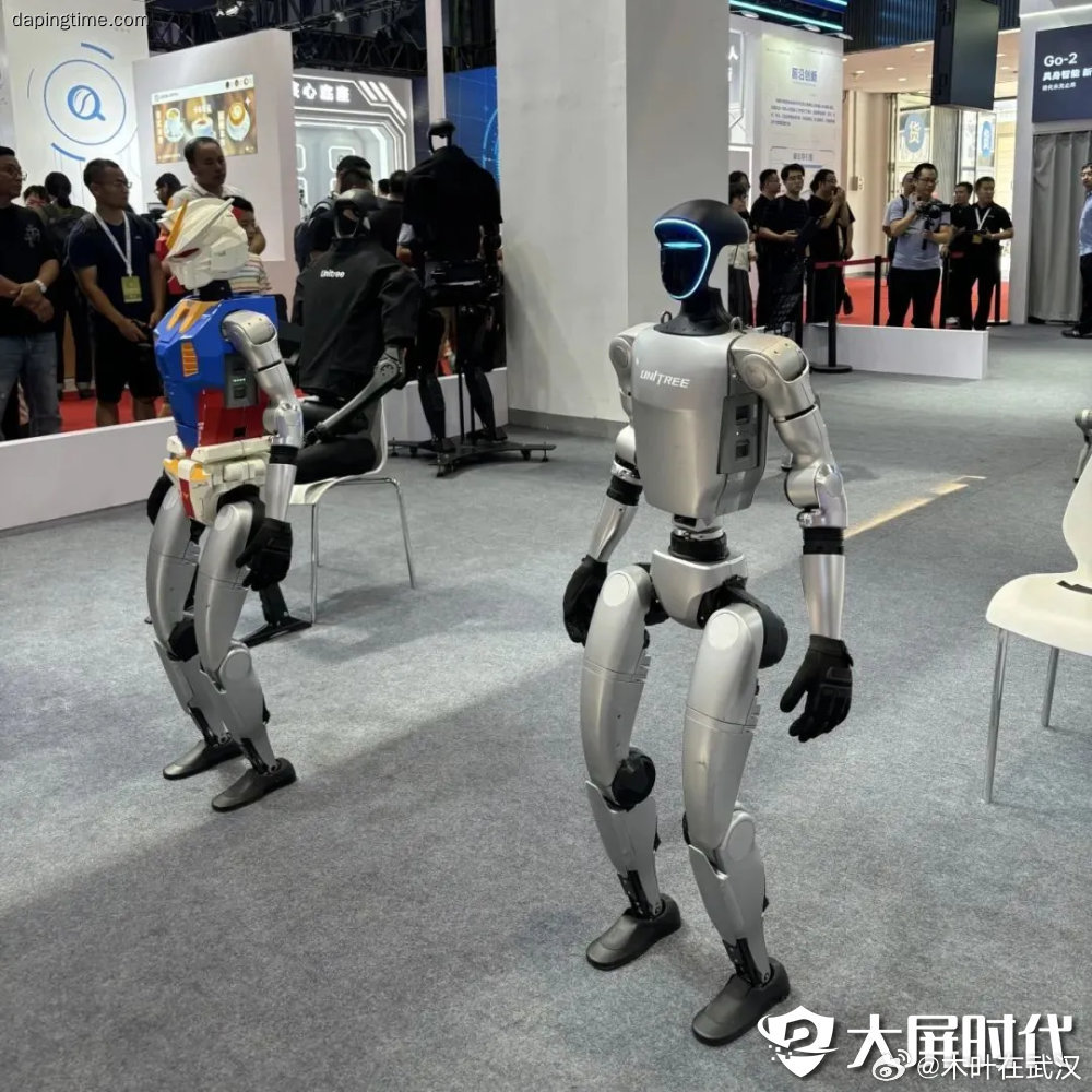 人形机器人的"iPhone时刻"来了吗宇树、智元、Optimus同台竞技，国产人