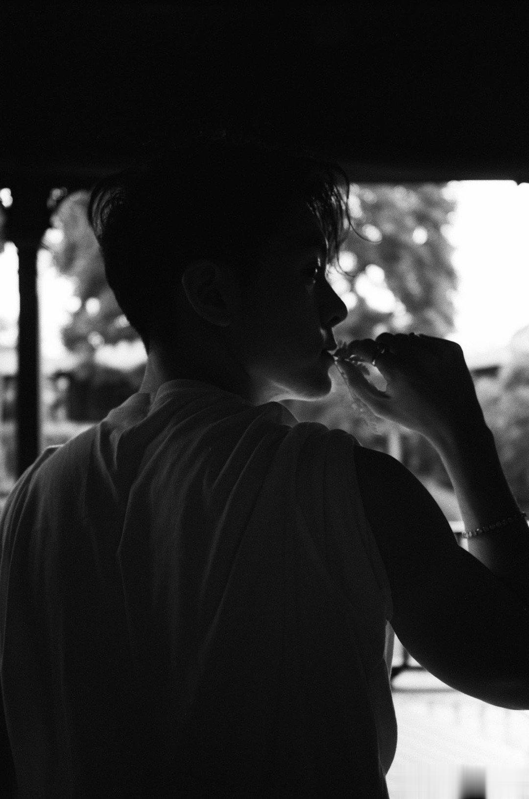 #曾舜晞陪你过酷夏# 咱就是说曾舜晞不愧是个自律的男明星呀，平时没少锻炼吧，这臂