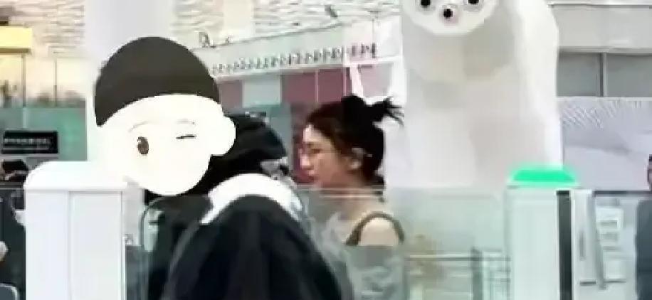 她瘦到锁骨能放下一枚硬币，路人镜头下像一张被风吹起的纸。
我朋友是圈内造型师，他