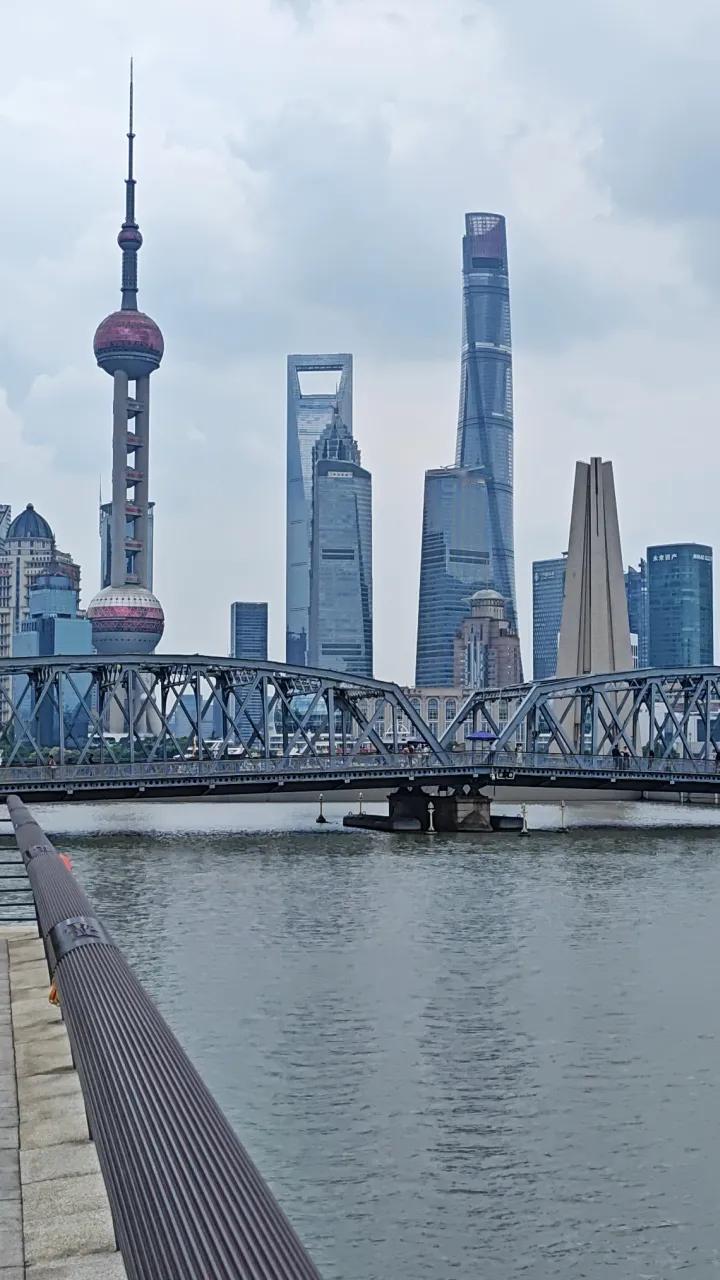 上海浦东地标建筑群，很多人都从浦东正对面拍摄，我选择从苏州河这个角度拍摄，大家感
