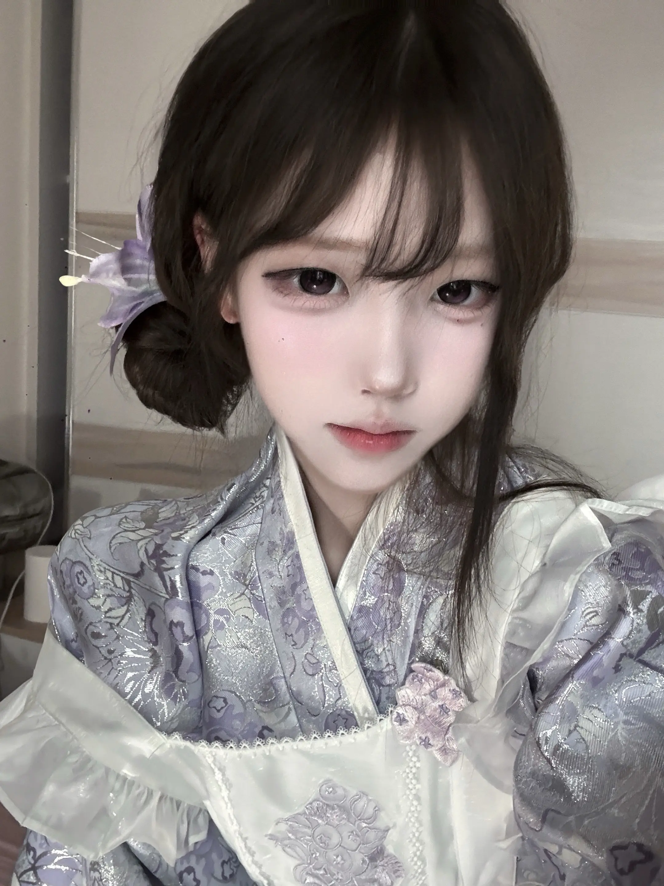 世中逢尔 雨中逢花。